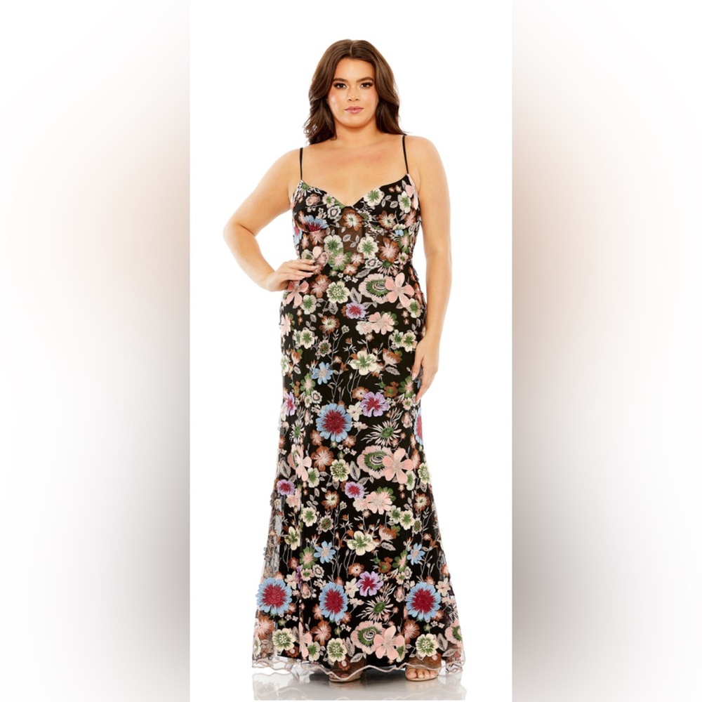 NWT Mac Duggal 68531 - V-Neck Floral Embroidered Evening Gown